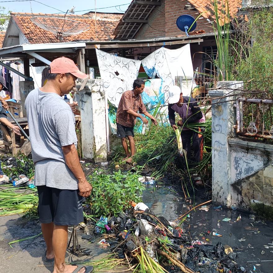 Semangat Gotong Royong dalam Kegiatan Jumsih di Gang Film